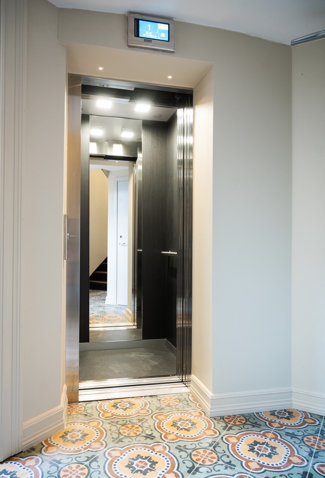 Heisadkomst til leiligheten. Det er installert to tilpassede heiser i bygget. Galleribilde