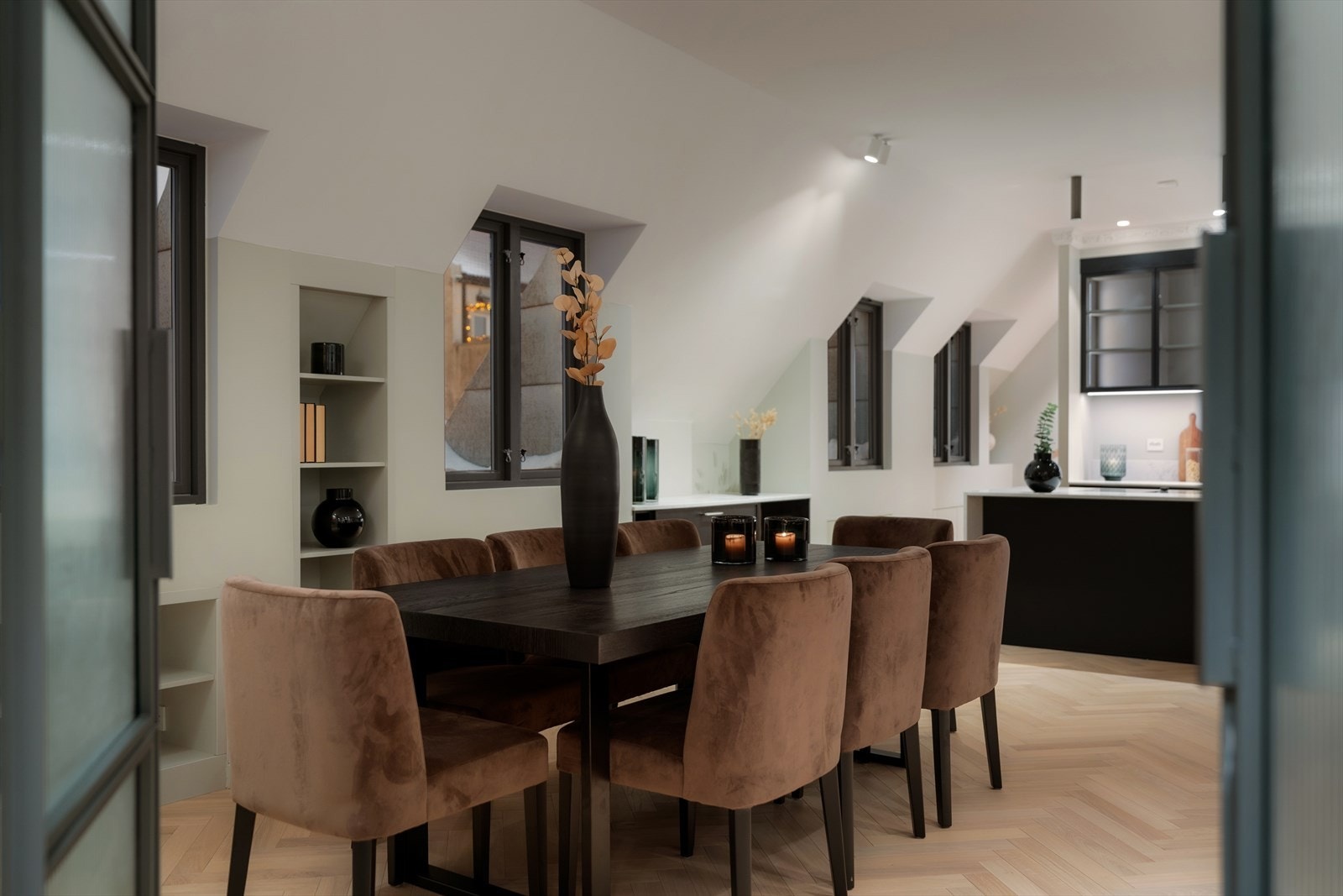 Svært eksklusiv toppleilighet over 2 plan med høy standard, klassiske detaljer og moderne tekniske kvaliteter. Galleribilde