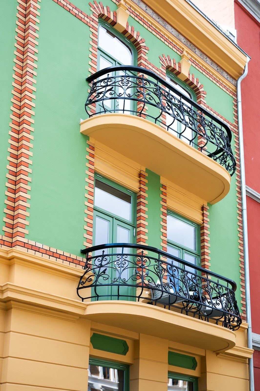 Nye vinduer og balkongdører i hele bygården. Legg merke til den klassiske utformingen på vinduene. Tak og fasader er rehabilitert. Galleribilde