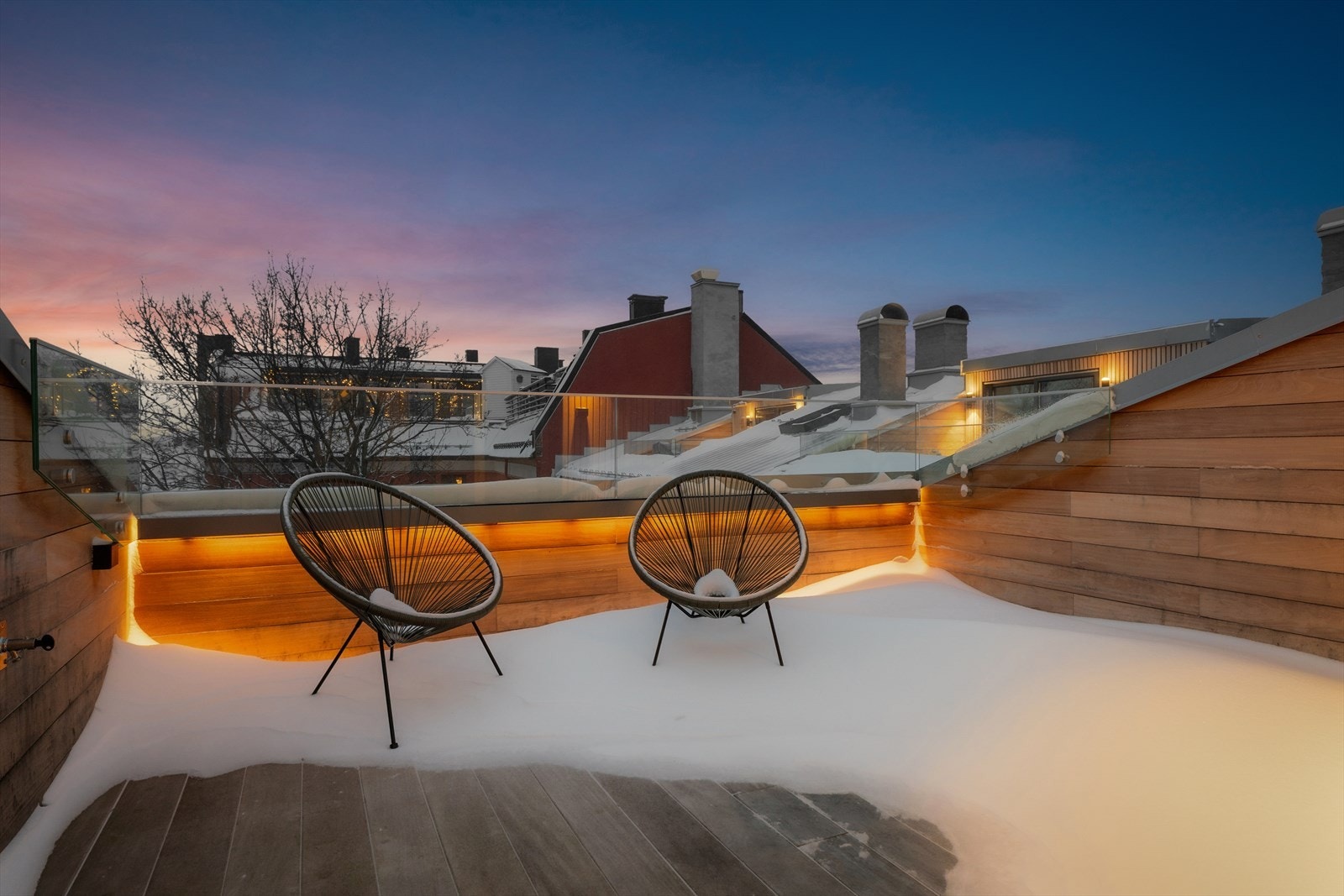 Stor og lekker takterrasse med sol fra morgen til kveld. Galleribilde