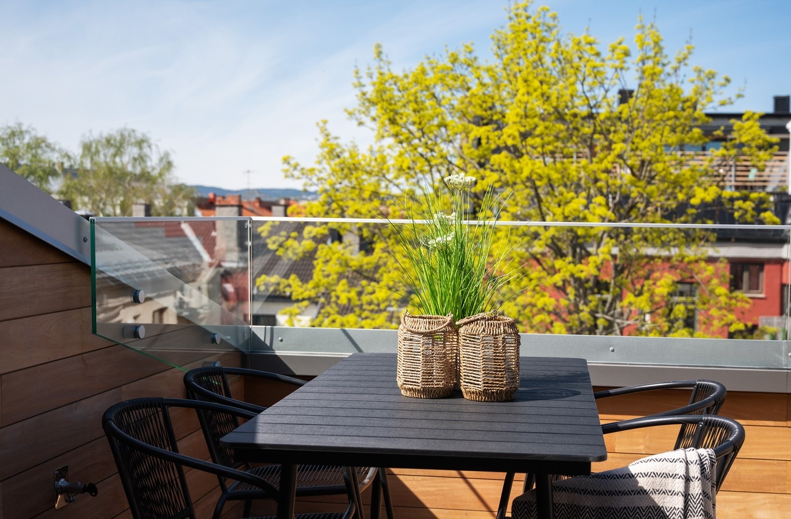 Flott utsikt oppover mot Holmenkollen. Galleribilde