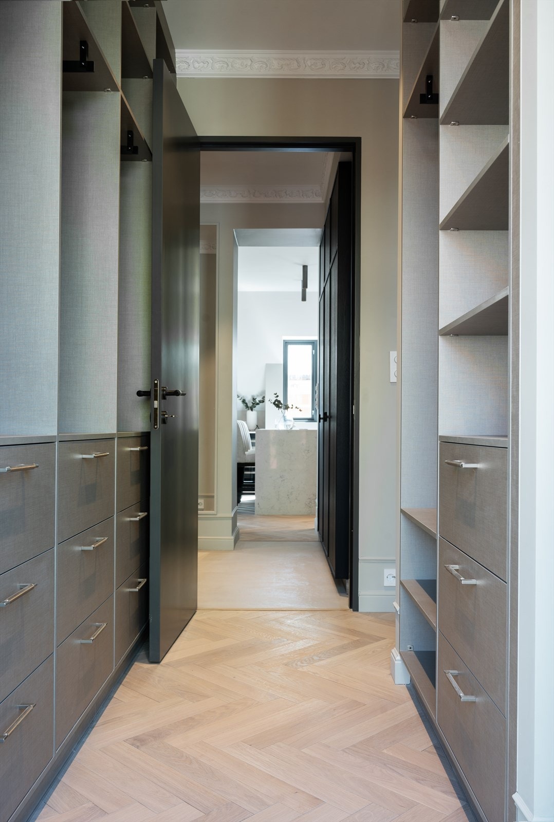 Stilrene dører i 240cm høyde med innsparklet karm og skjulte hengsler i hele leiligheten. Galleribilde