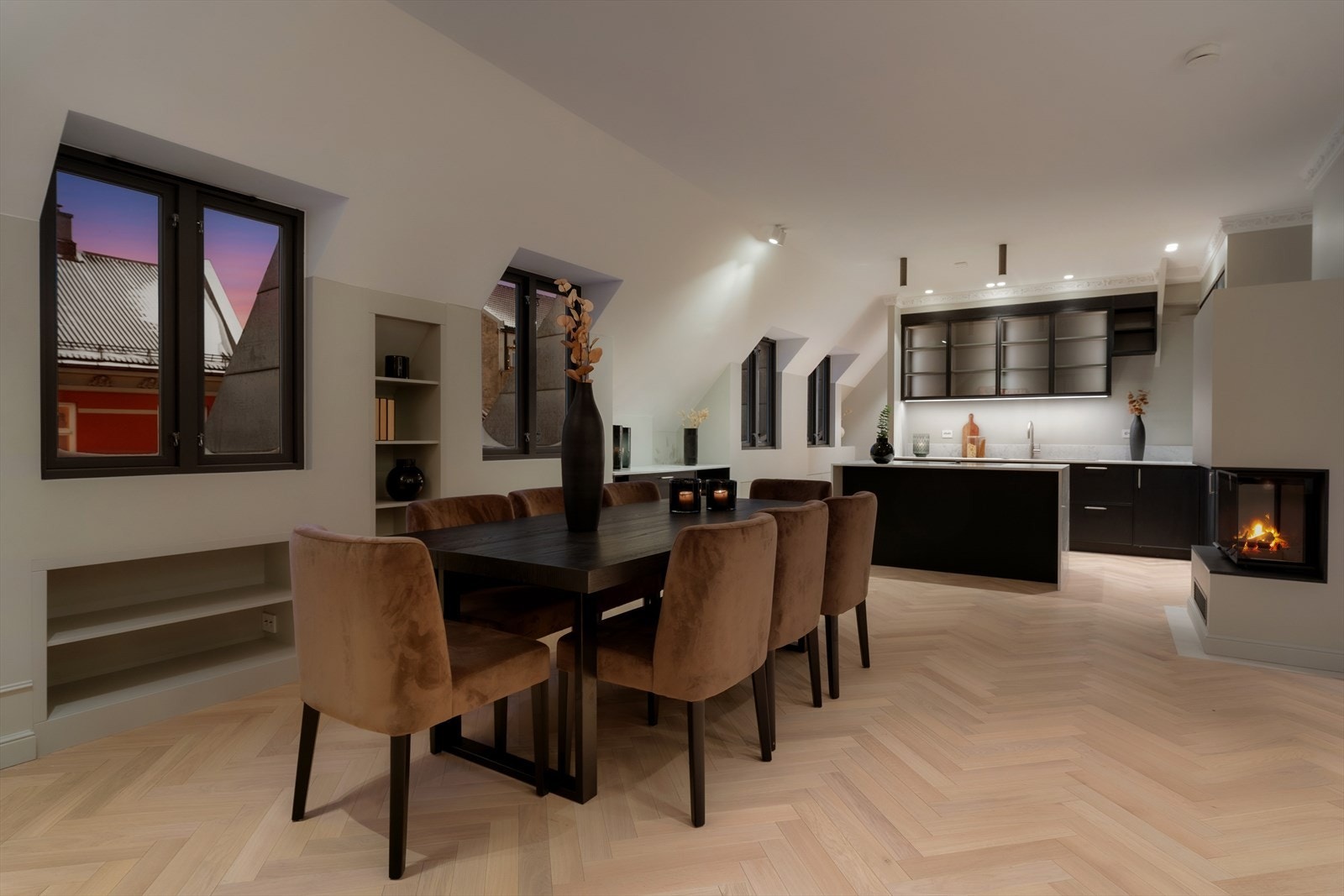 Kjøkken levert av Bekkestua Kjøkkenstudio. Eikeparkett fra Hackwood. Armaturer fra Quooker og Dornbracht. Belysning fra Stokkan. Galleribilde