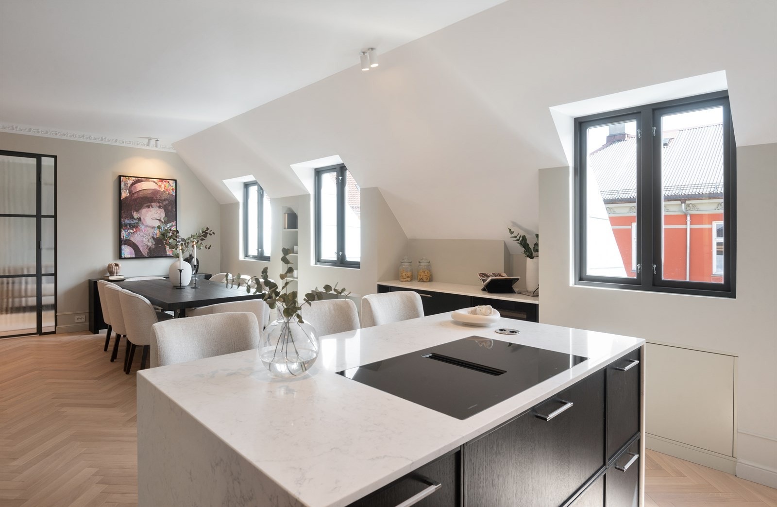 Alle nisjer har snekkerbygde skap og hyller for å utnytte all plass. Galleribilde