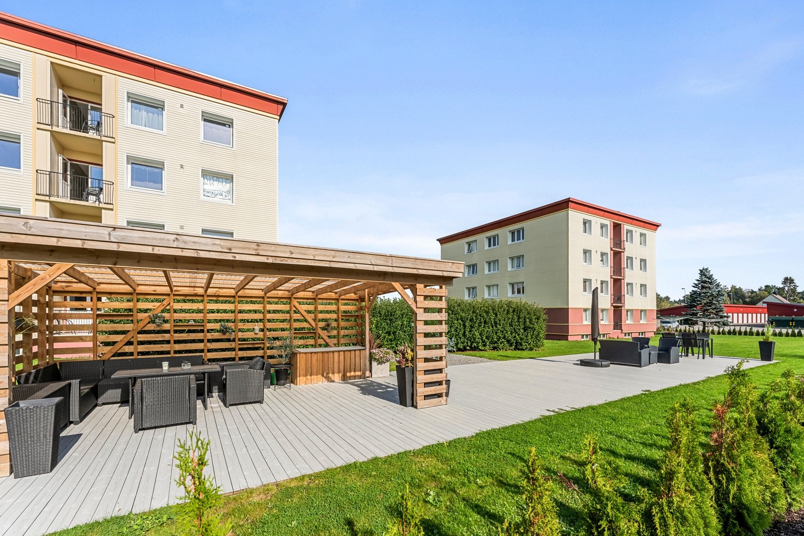 Borettslaget har opparbeidet en herlig uteplass med grill, lounge og flotte soner Galleribilde