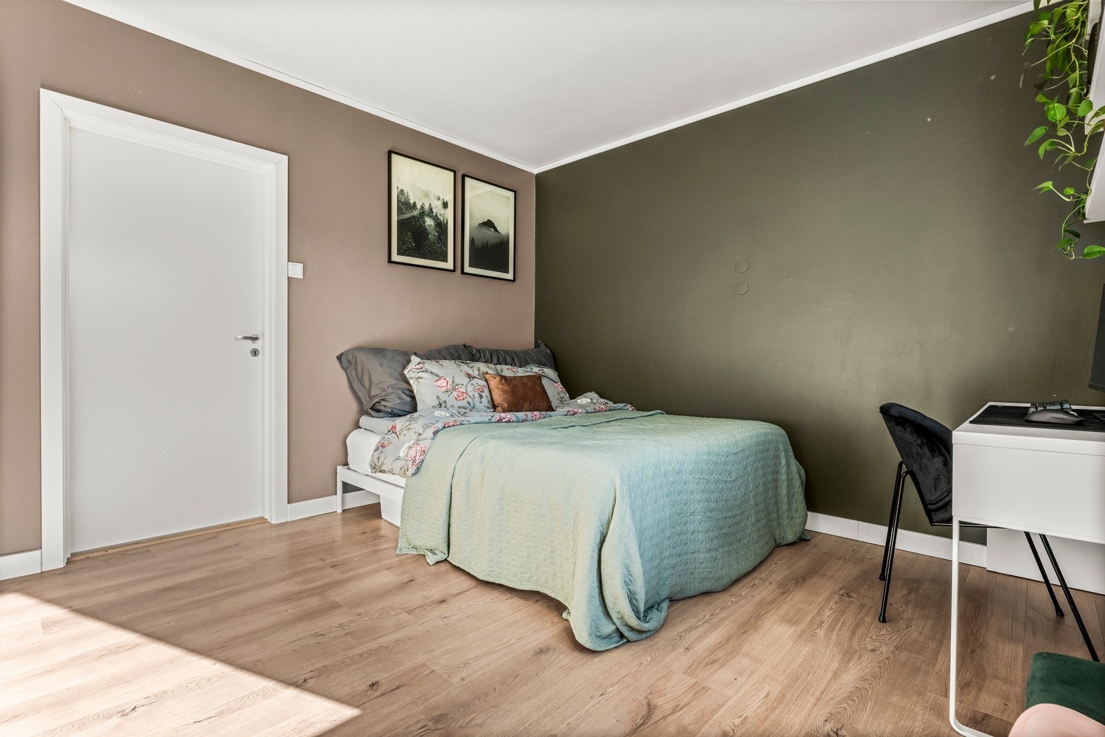 Stort og moderne soverom med flere muligheter for innredning Galleribilde