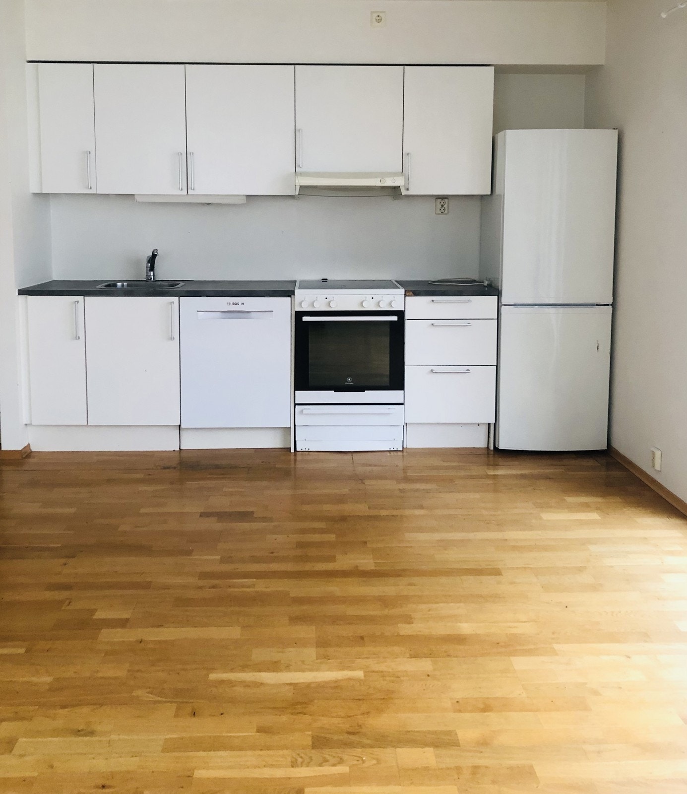 Kjøkken med hvitevarer Galleribilde