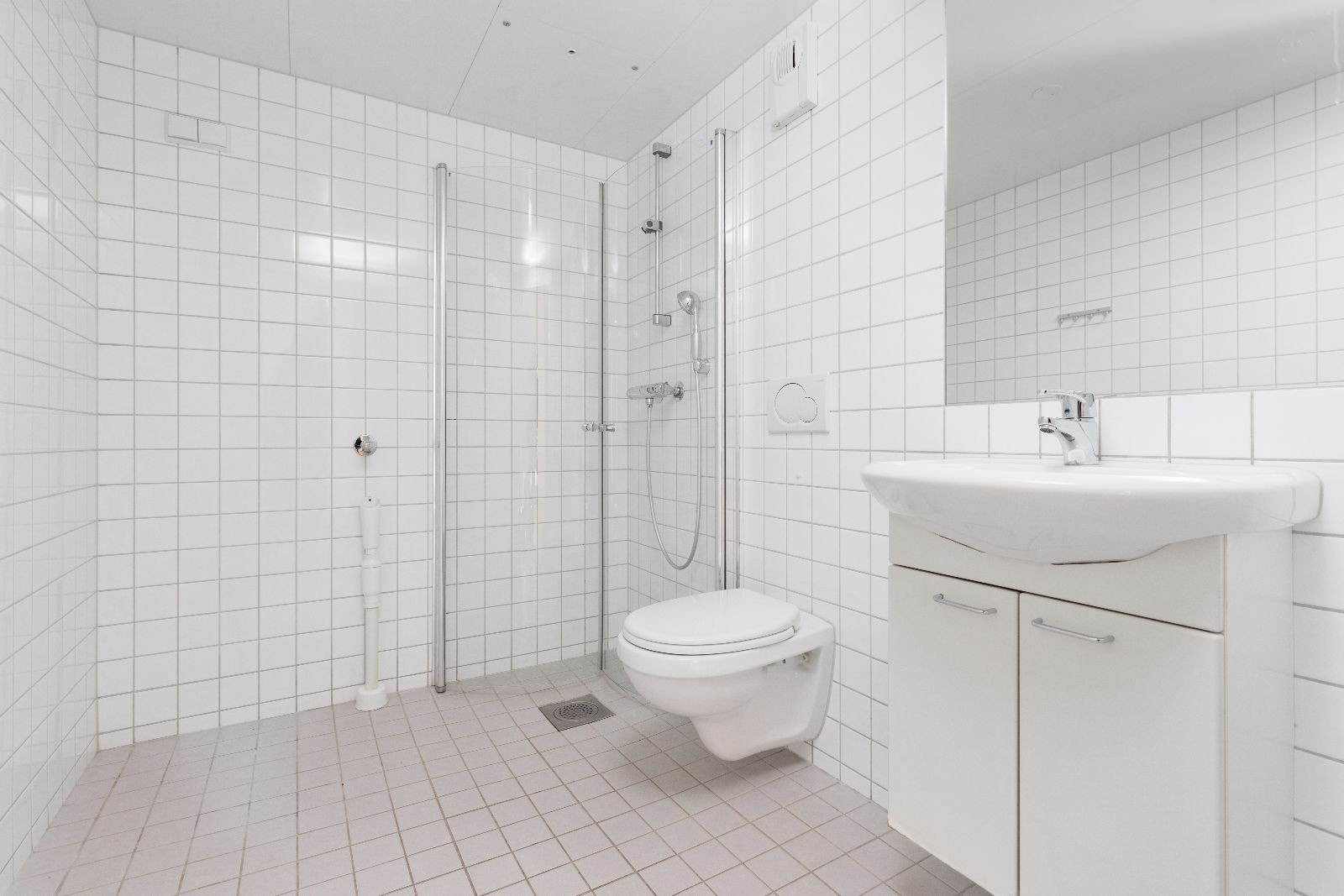 Baderom med opplegg for vaskemaskin Galleribilde