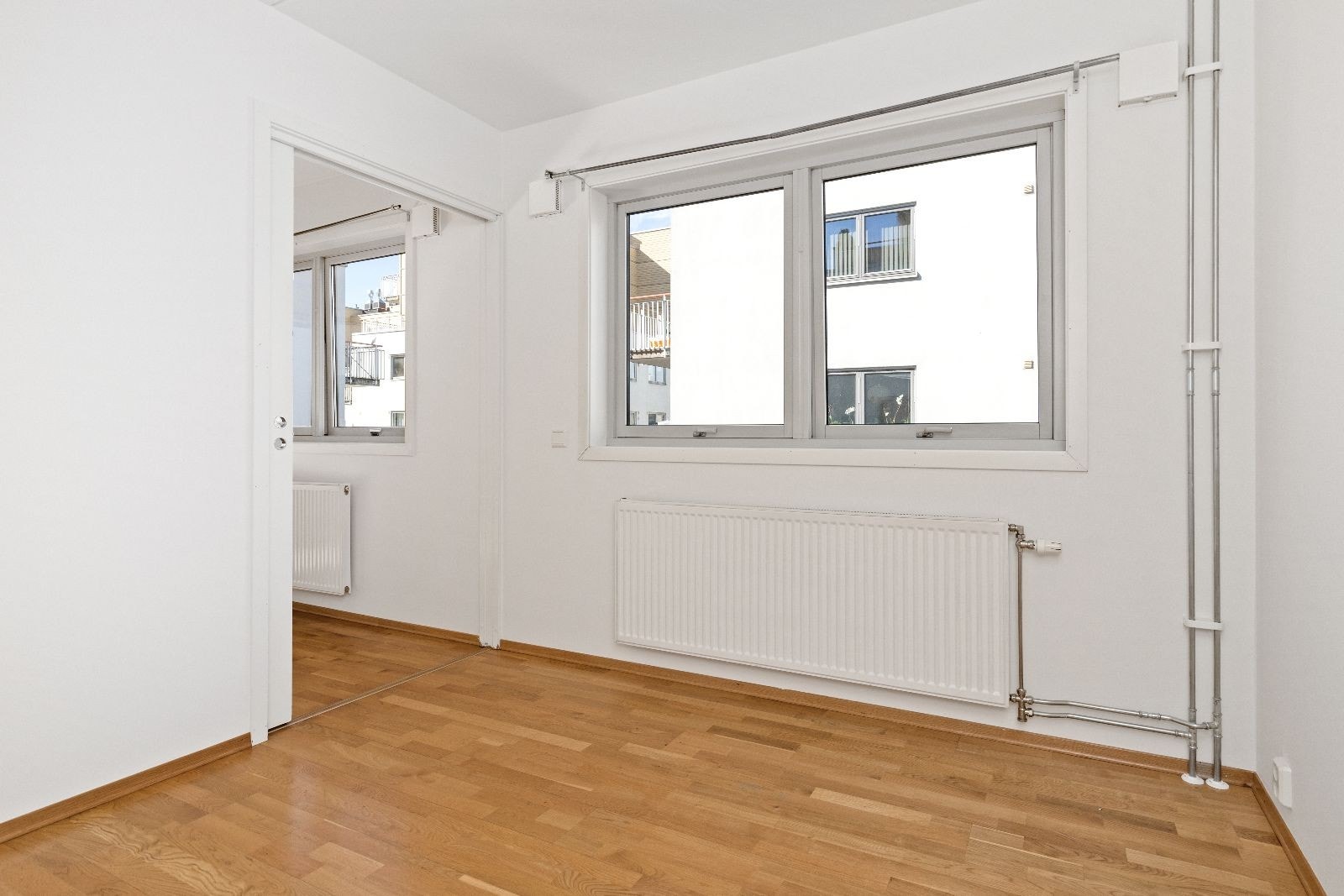 Soverom 1 av 2 soverom - Begge ligger vendt mot stille bakgård Galleribilde