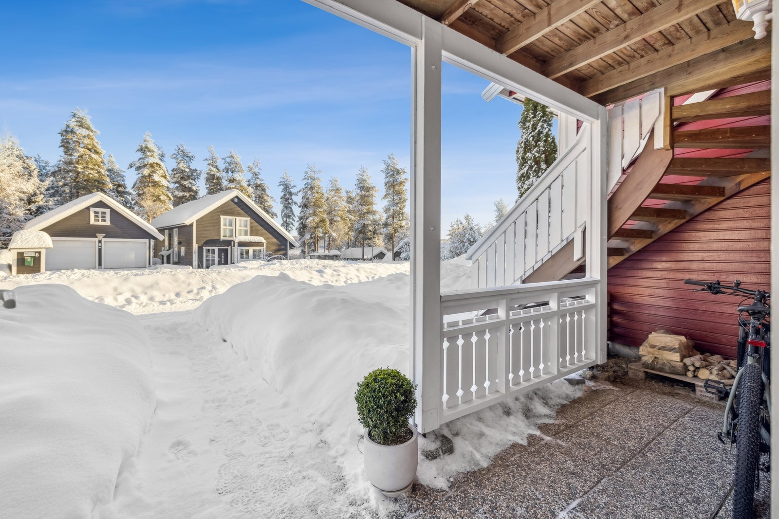 Overbygget inngangsparti med en liten uteplass. Galleribilde