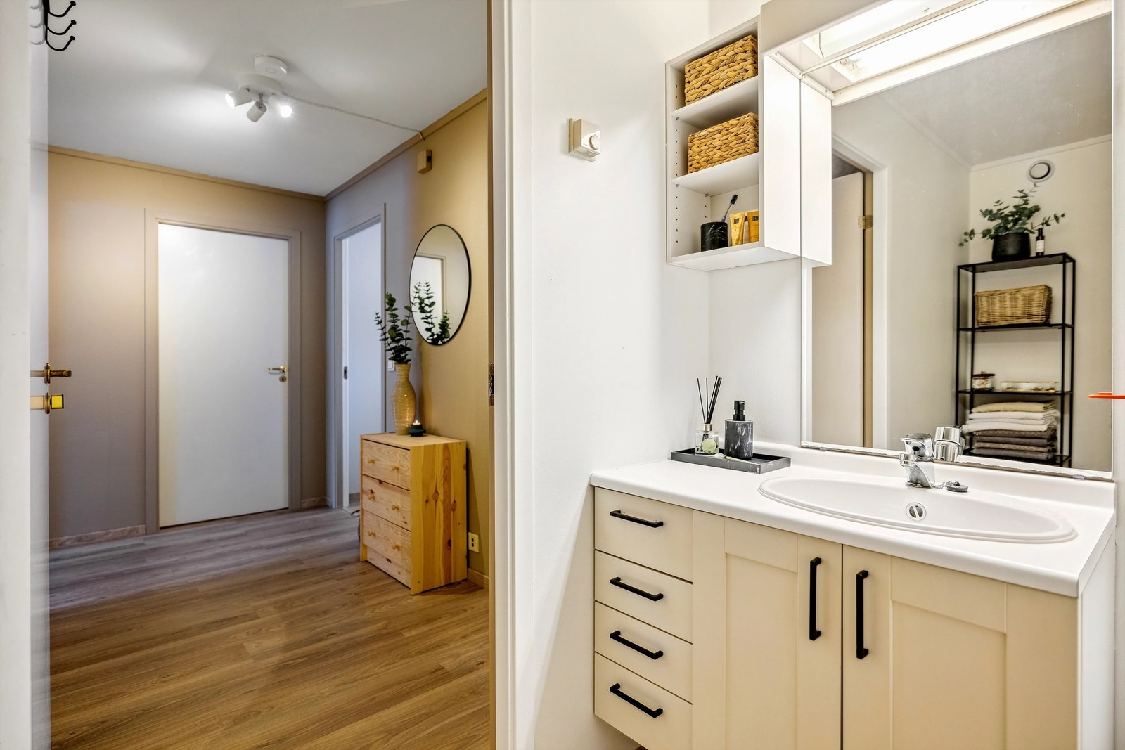 Badet har lysmalt våtromsbelegg på veggene og lyst belegg på gulvet, og varmes opp med elektriske varmekabler. Galleribilde