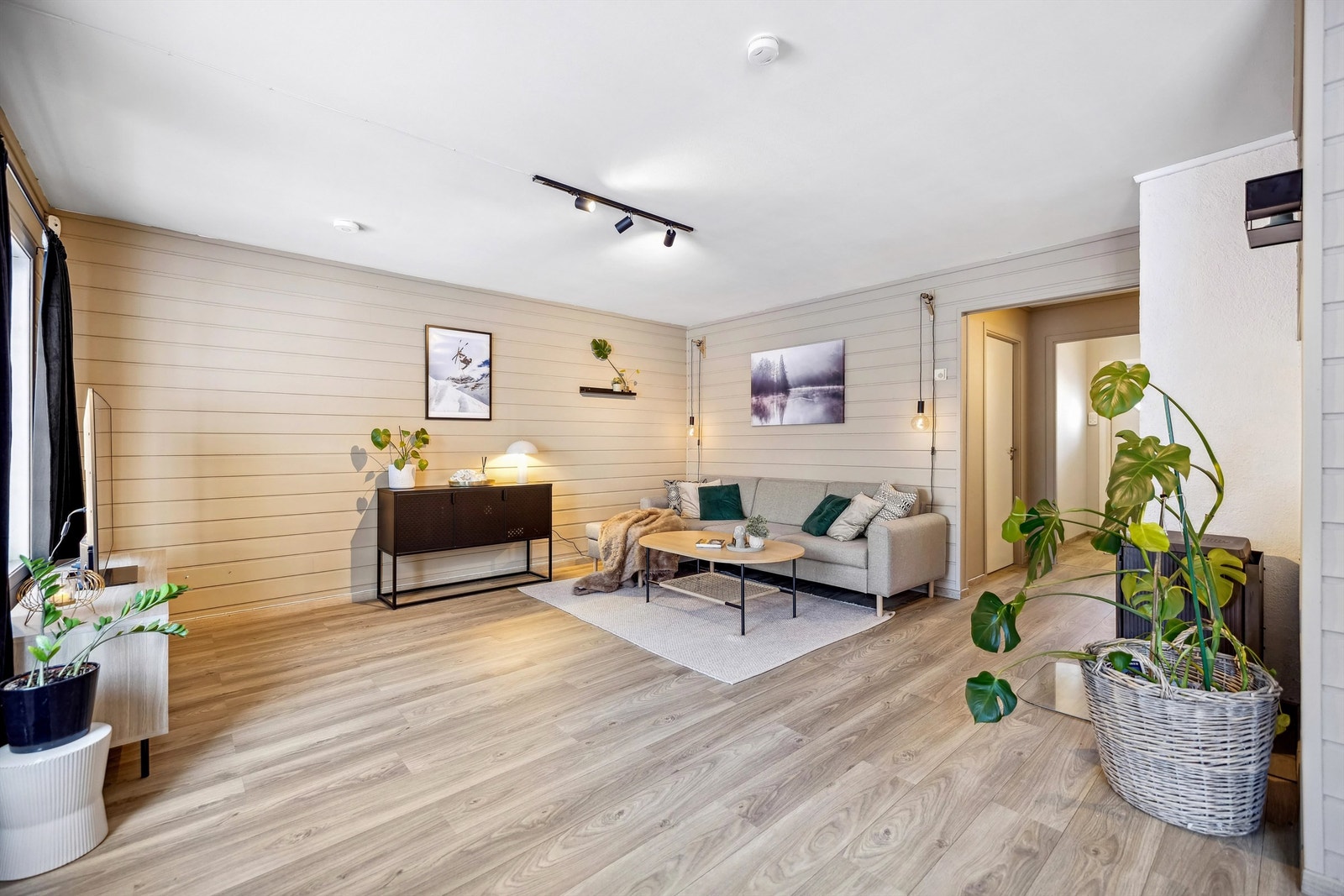 Midt på veggen er det en terrassedør som slipper deg ut til terrassen. Galleribilde