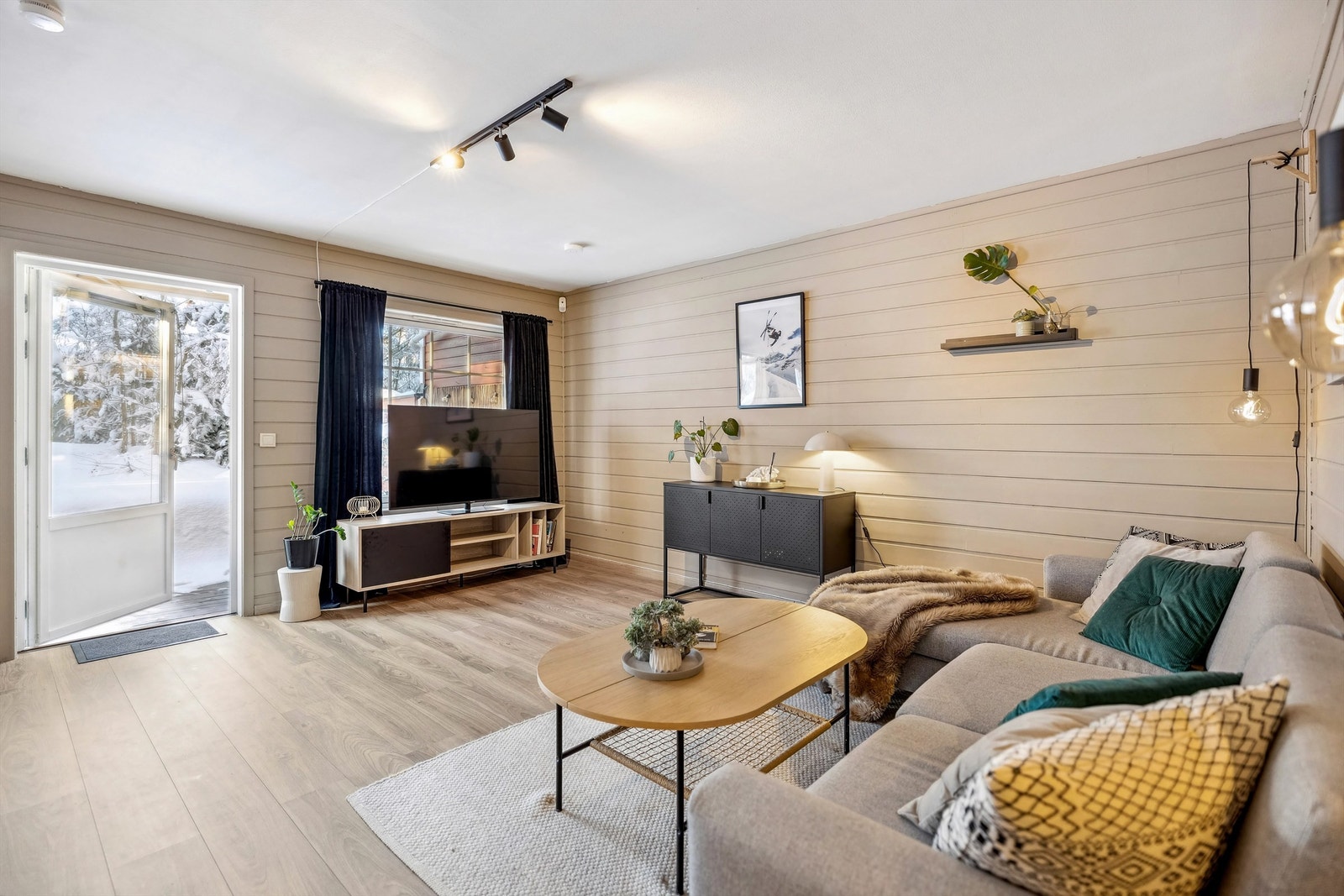 Stuen har lysmalt panel på veggene og laminat på gulvet. Stuen er romslig med gode møbleringsmuligheter og åpen løsning til kjøkkenet. Galleribilde