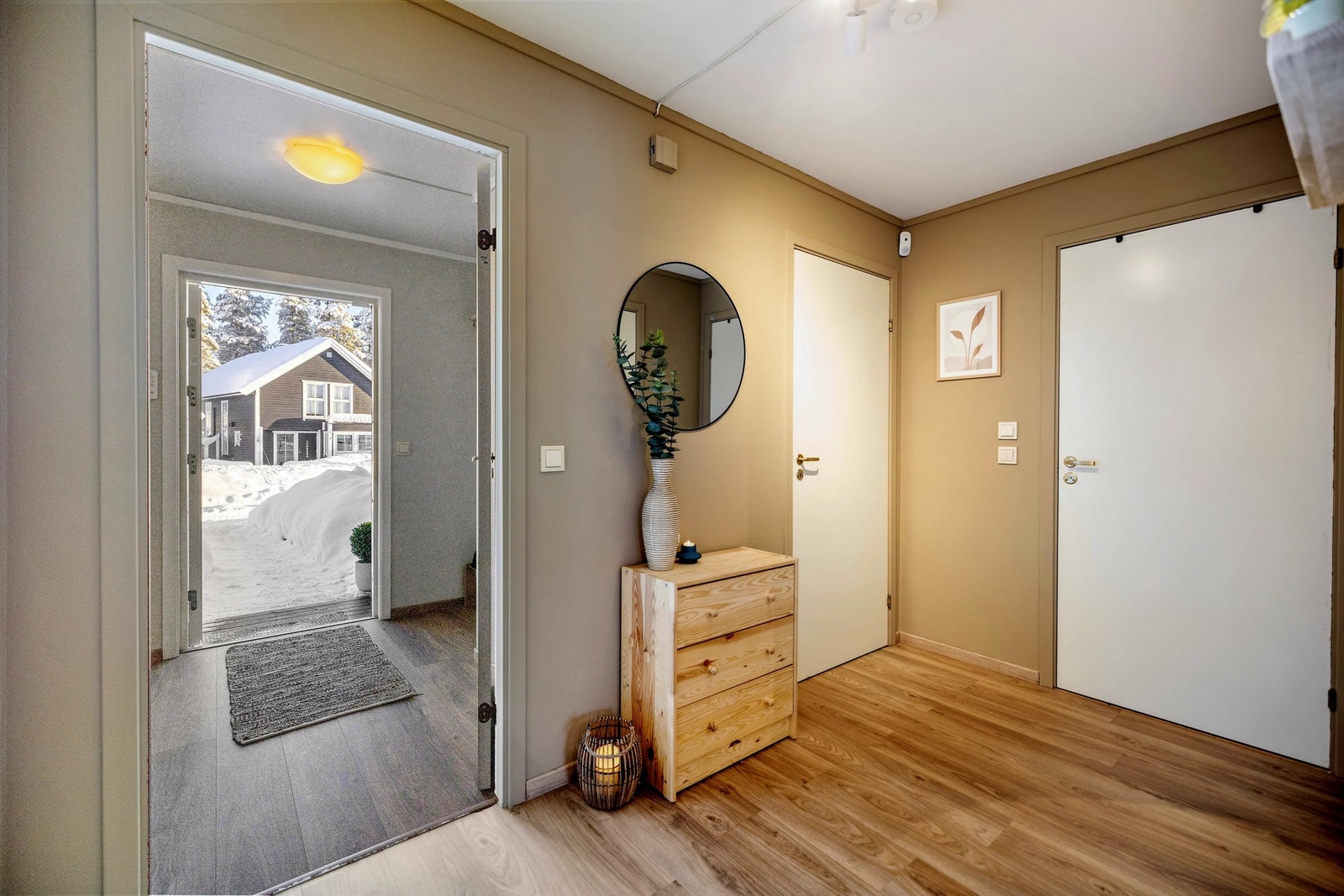 Gangen har sandmalte vegger og laminat på gulvet. Fra gangen har du adkomst til alle rommene i leiligheten. Galleribilde