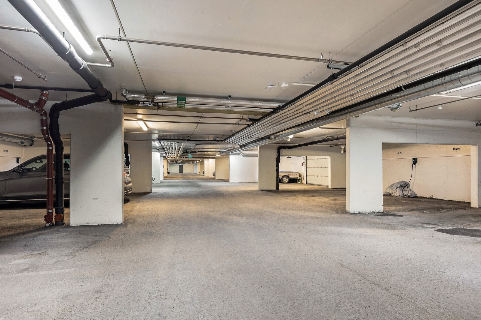 Leiligheten disponerer to garasjeplasser. Fra garasjeplan er det tilgang til leiligheten med heis. Galleribilde