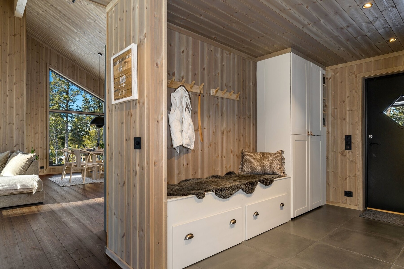Romslig hall med garderobe innredning. Galleribilde