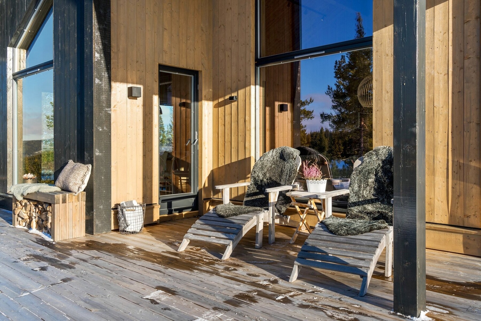 Den solrike og lune terrassen på 41 kvm har god plass til flere sittegrupper. Galleribilde