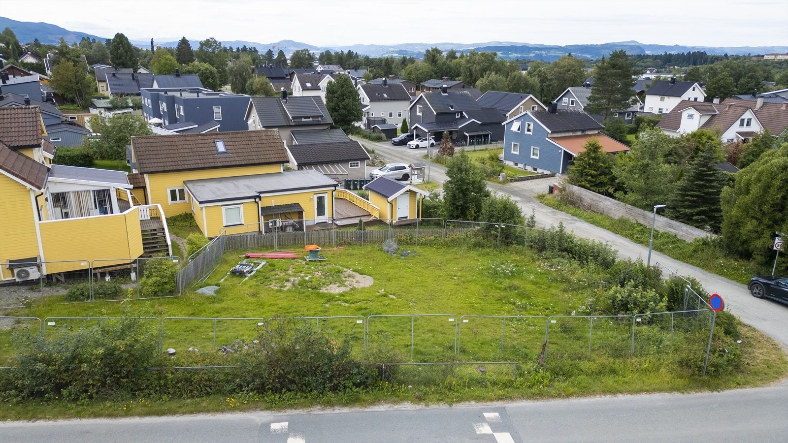 På tomten skal det bygges en moderne enebolig i samarbeid med ABCHUS. Galleribilde