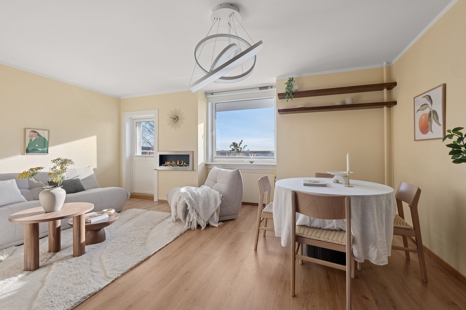 Velkommen inn! Her får du en sjarmerende leilighet med god atmosfære. Her er det lett å like seg. Galleribilde