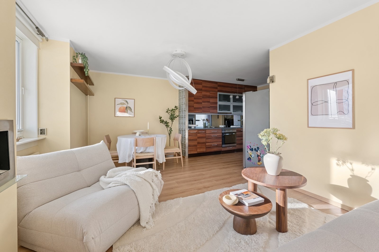 Her har du en god løsning med kjøkken, stue og spisestue som inviterer til sosialt samvær. Galleribilde