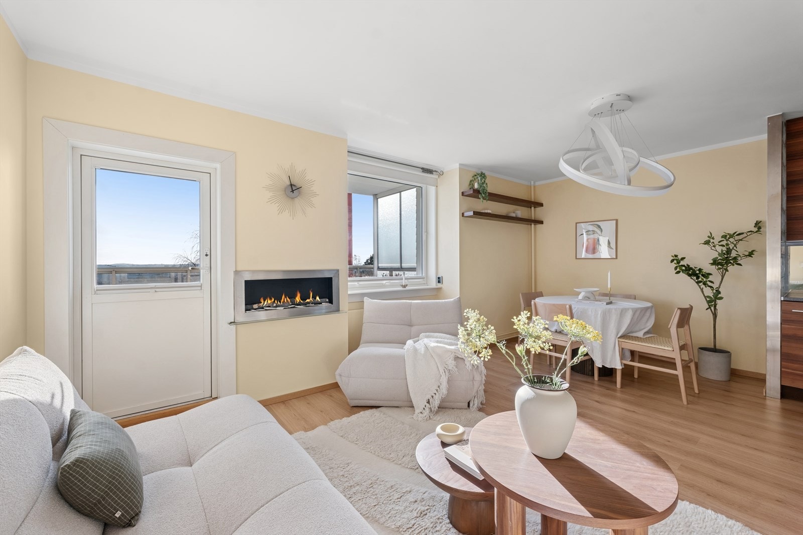 Leiligheten har en praktisk planløsning og store vindusflater, som bidrar med å skape en romslig følelse. Galleribilde