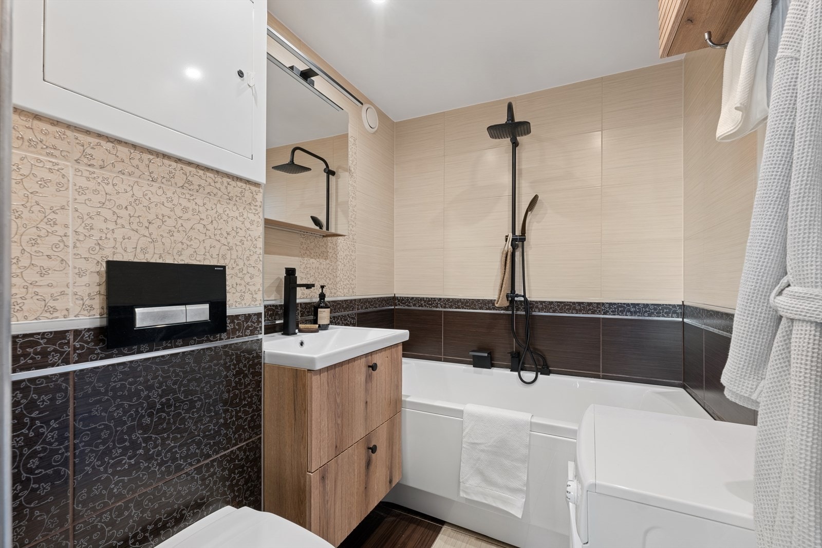 Boligen har et romslig baderom fra 2015 med flislagt gulv og vegger, samt varmekabler i gulv. Galleribilde