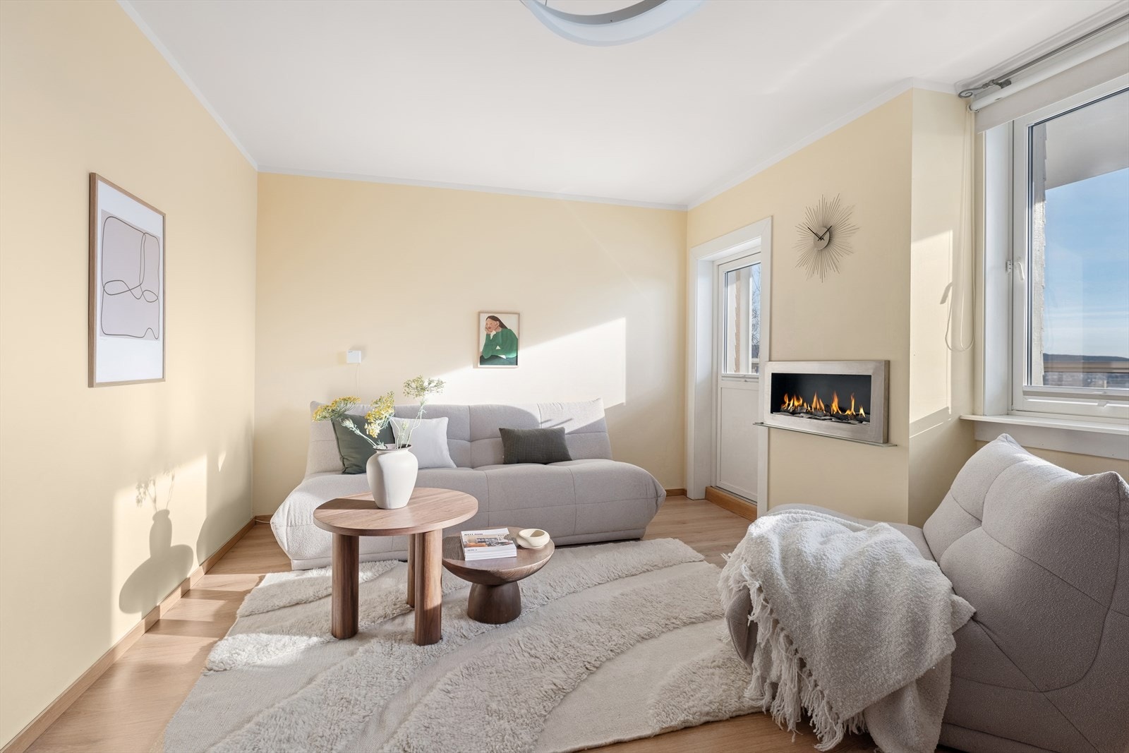 Stuen har glatte malte flater og lyst gulv, som gjør det enkelt å innrede etter eget ønske. Galleribilde