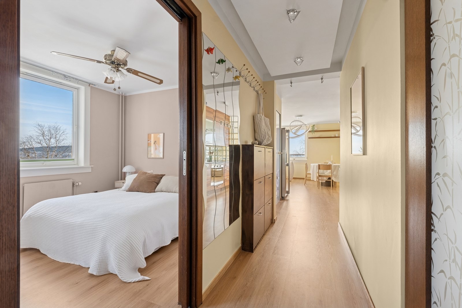 Boligen har to romslige soverom som er praktisk plassert ved entreen. Galleribilde