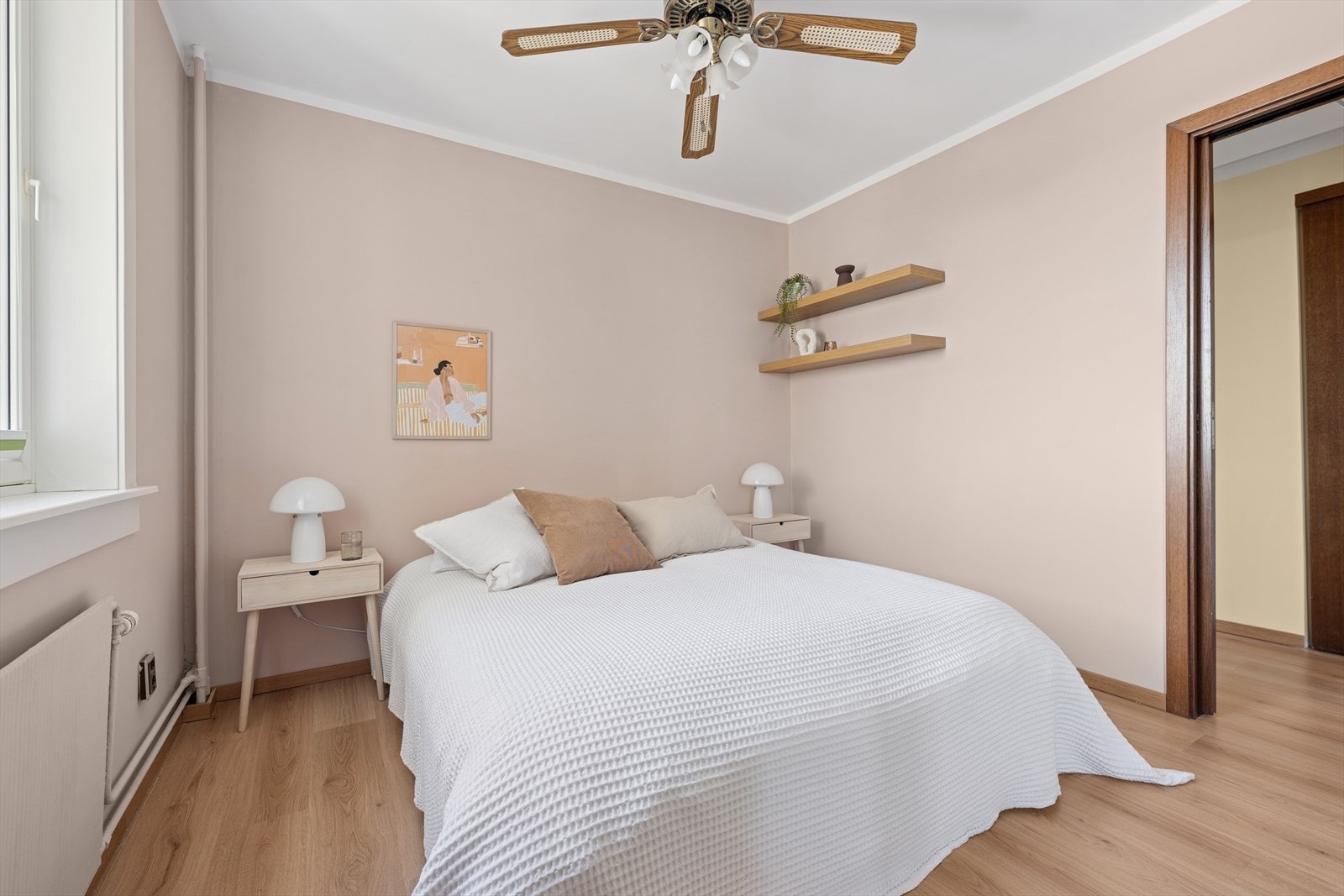 Hovedsoverommet er stort og lunt med god plass til dobbeltseng og tilhørende møblement. Galleribilde