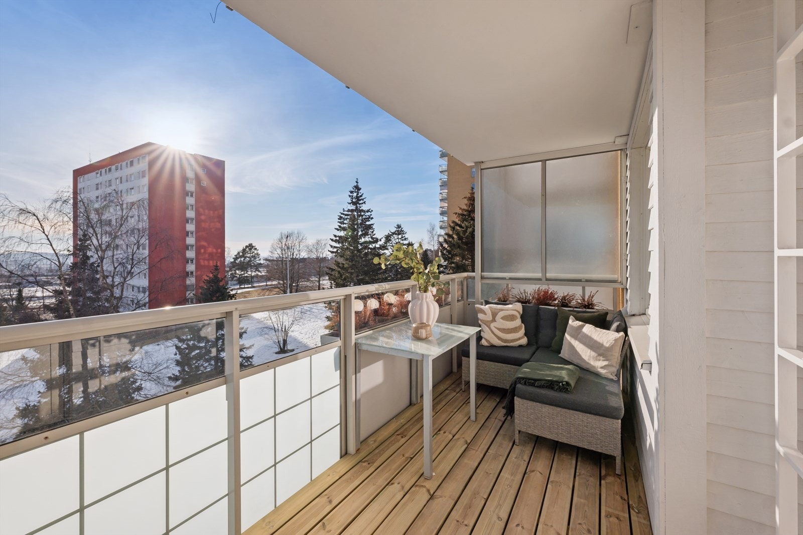 Fra stuen er det utgang til en solrik sydvendt balkong på 8 m². Galleribilde