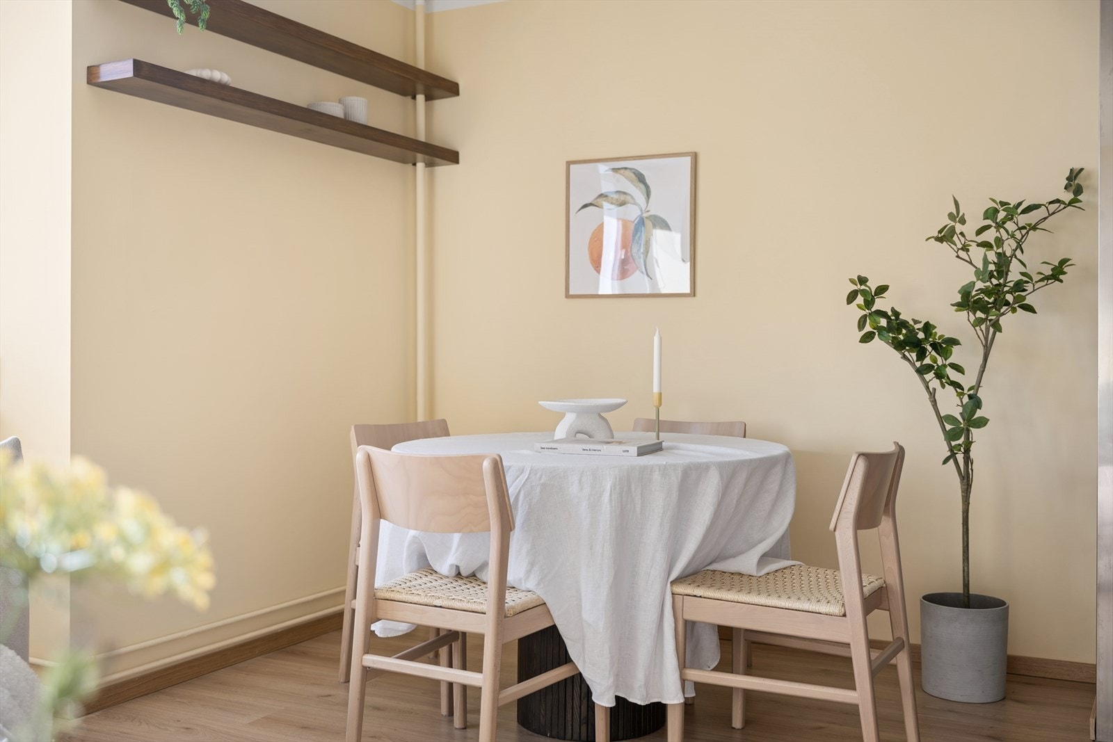 Leiligheten har en hyggelig spisesone med god plass til å både nyte hverdagsmåltider, eller slå ut spisebordet for hyggelige sammenkomster. Galleribilde