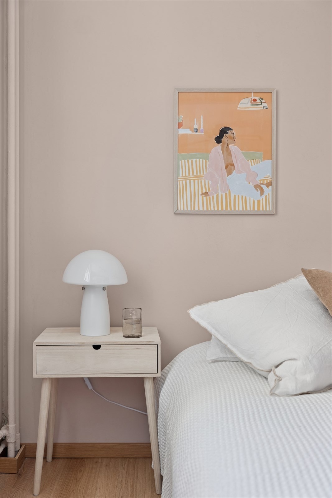 Rommet er nymalt i 2025 i en behagelig og dus rosatone. Galleribilde