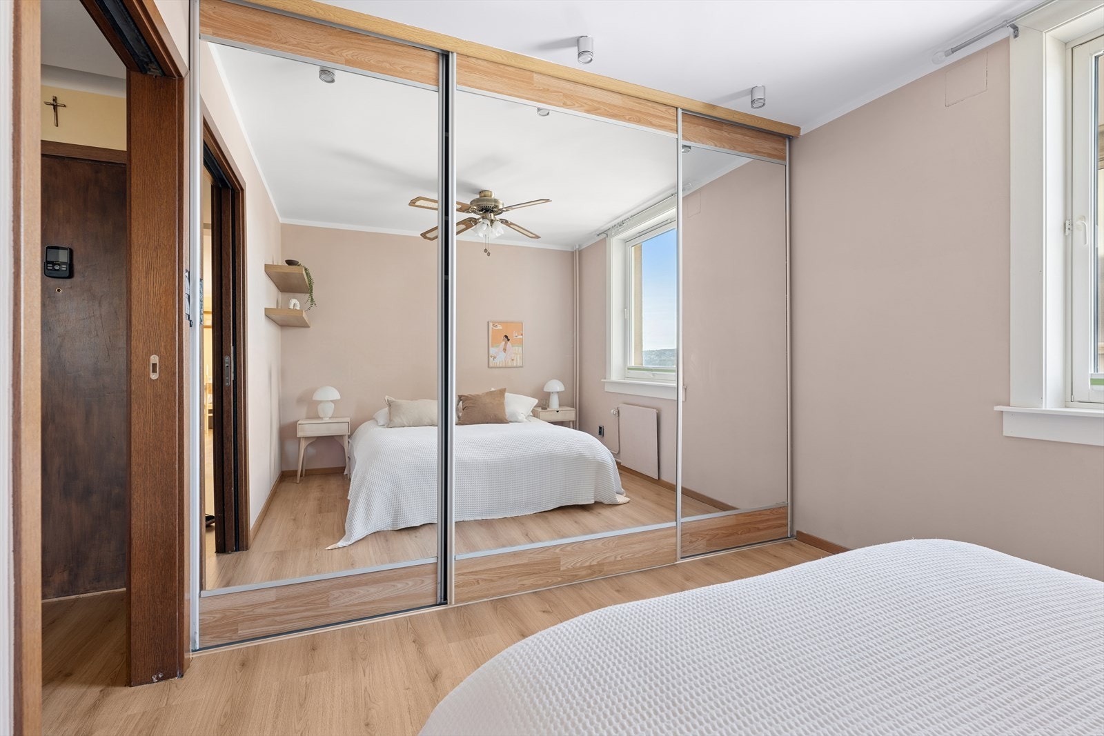 Her har man også en praktisk skyvedørsgarderobe, med rikelig av oppbevaringsplass. Galleribilde