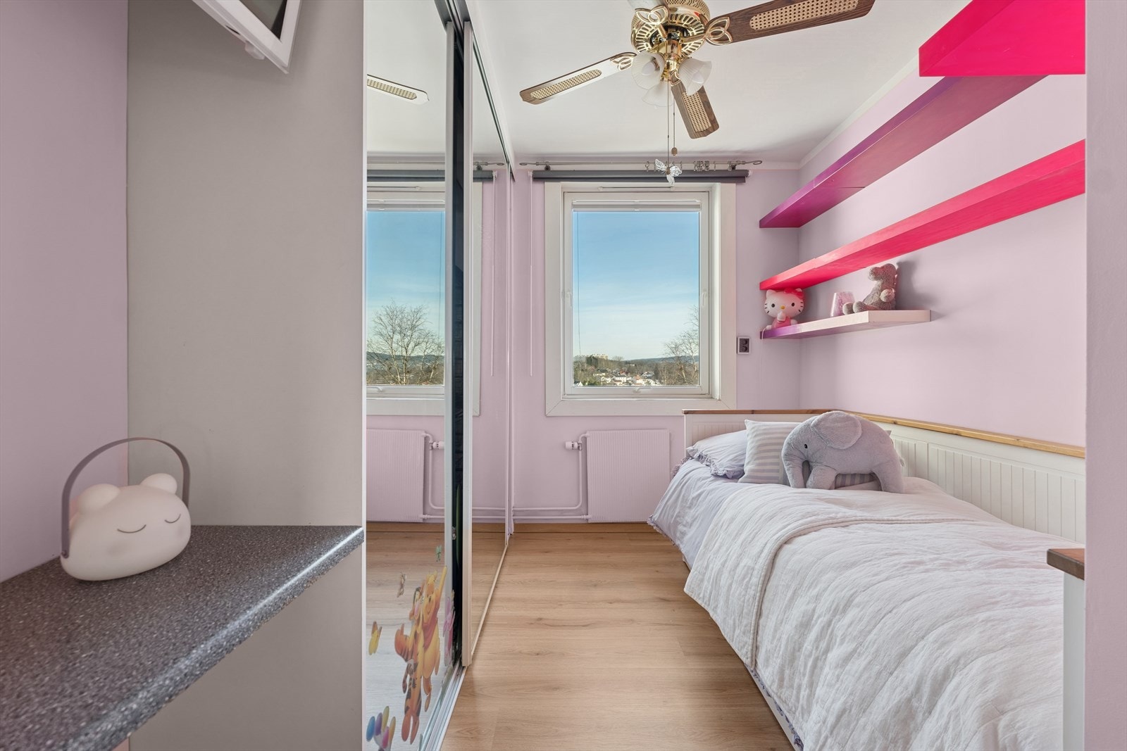 Soverom II brukes i dag som barnerom, men kan fint benyttes som gjesterom eller kontor. Alt etter eget ønske. Galleribilde