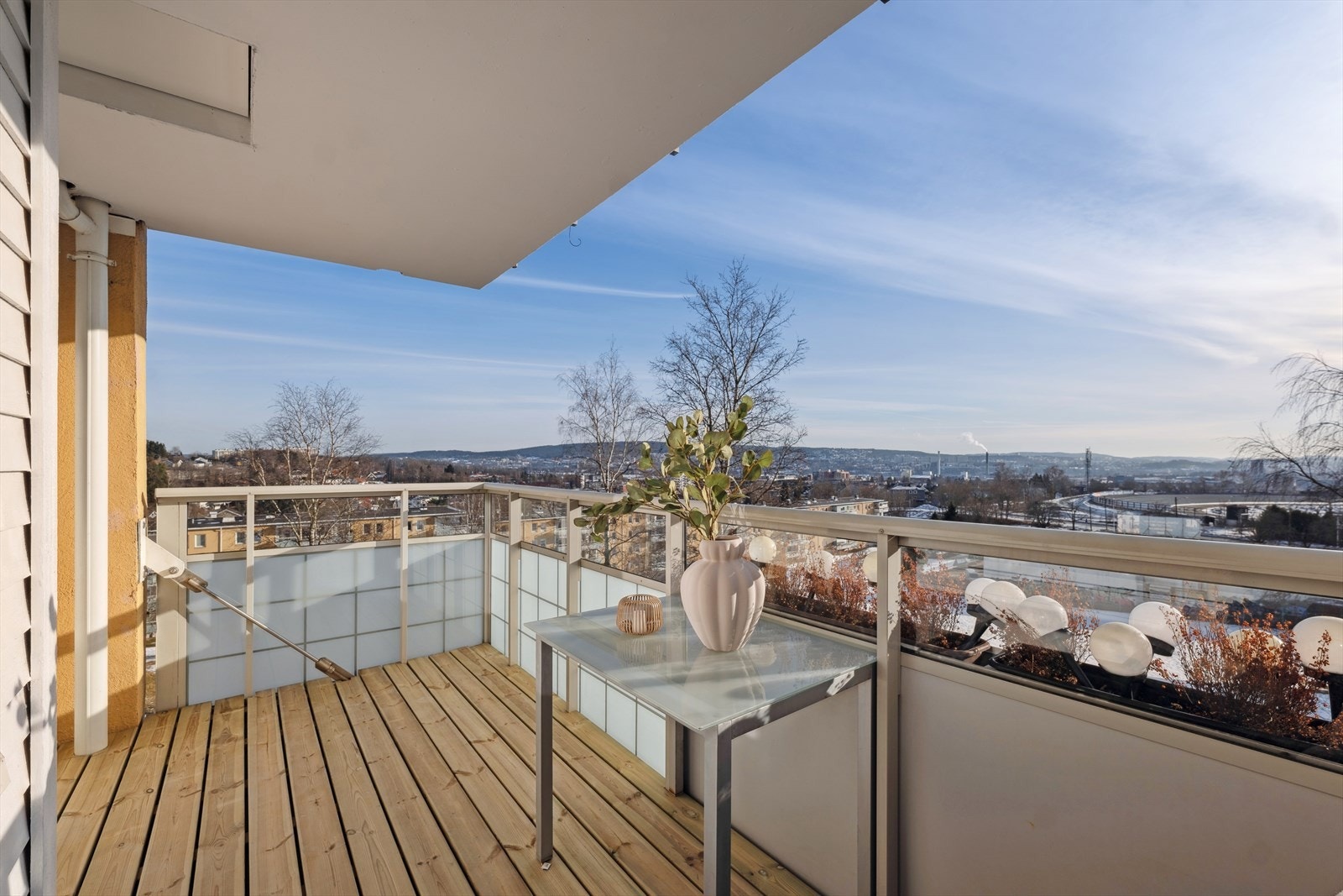 Her er det god plass til sittegruppe og tilhørende møblement så man kan sitte å nyte den flotte utsikten. Galleribilde