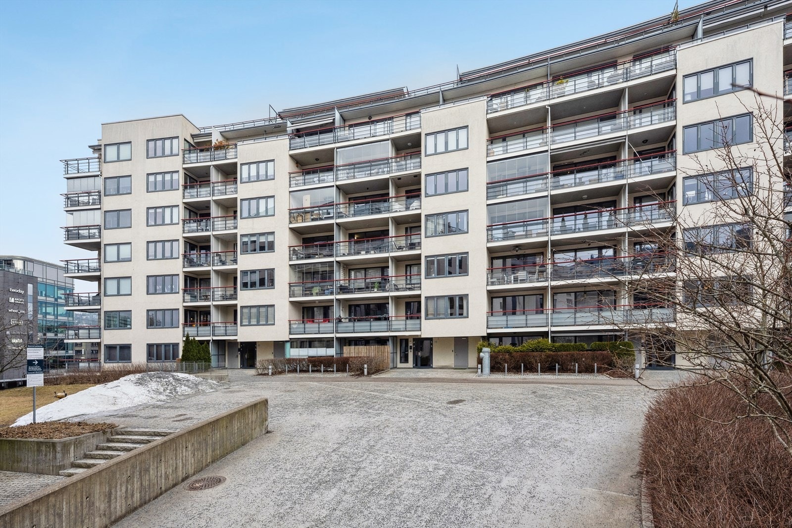 Moderne og velholdt leilighetsbygg med heis og balkonger. Rolig og attraktiv beliggenhet med kort vei til servicetilbud, kollektivtransport og rekreasjonsområder. Galleribilde