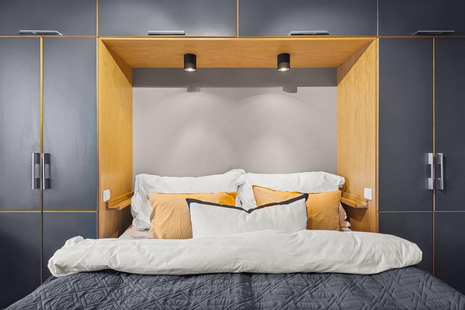 Det er rikelig med skapplass i garderobeskap. Leiligheten disponerer også en ekstern bod i kjeller på ca. 5 kvm. Galleribilde