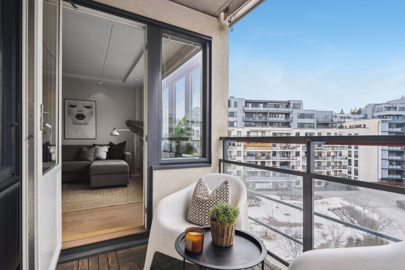 Fra stuen er det adkomst til en sydvendt balkong på ca. 4,5 m². Galleribilde