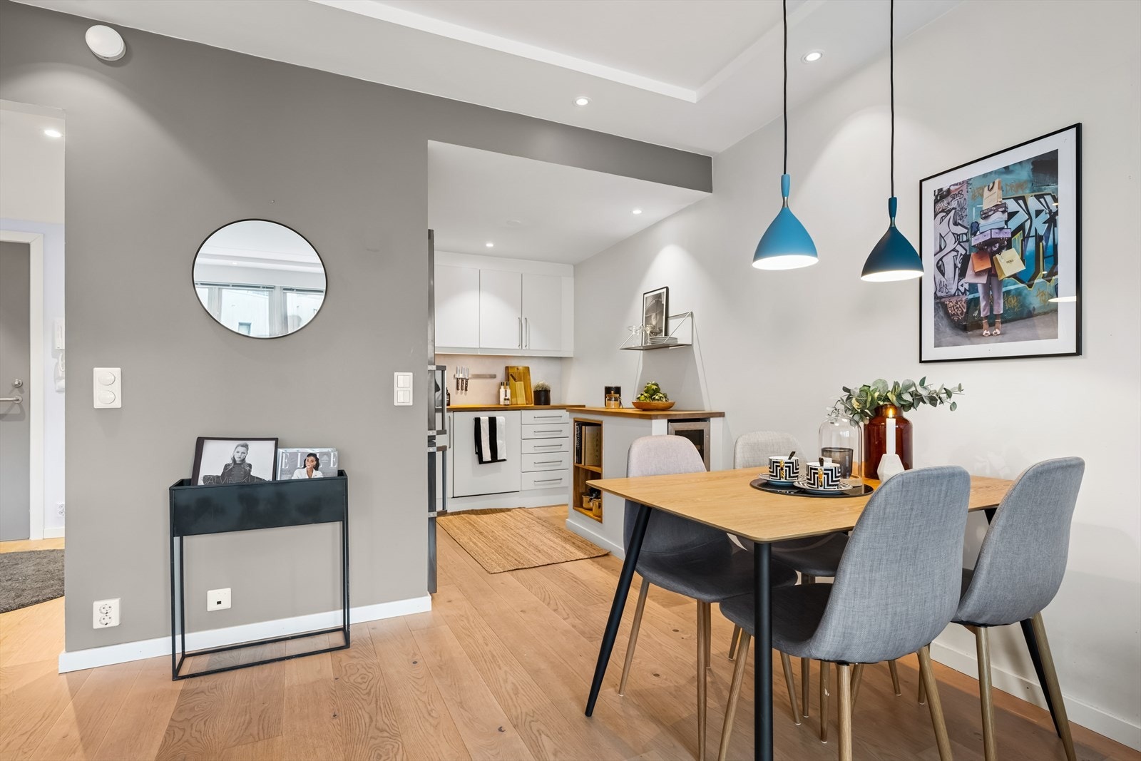 Kjøkkenet ligger i en sosial, åpen løsning mot stuen og spisestuen. Galleribilde