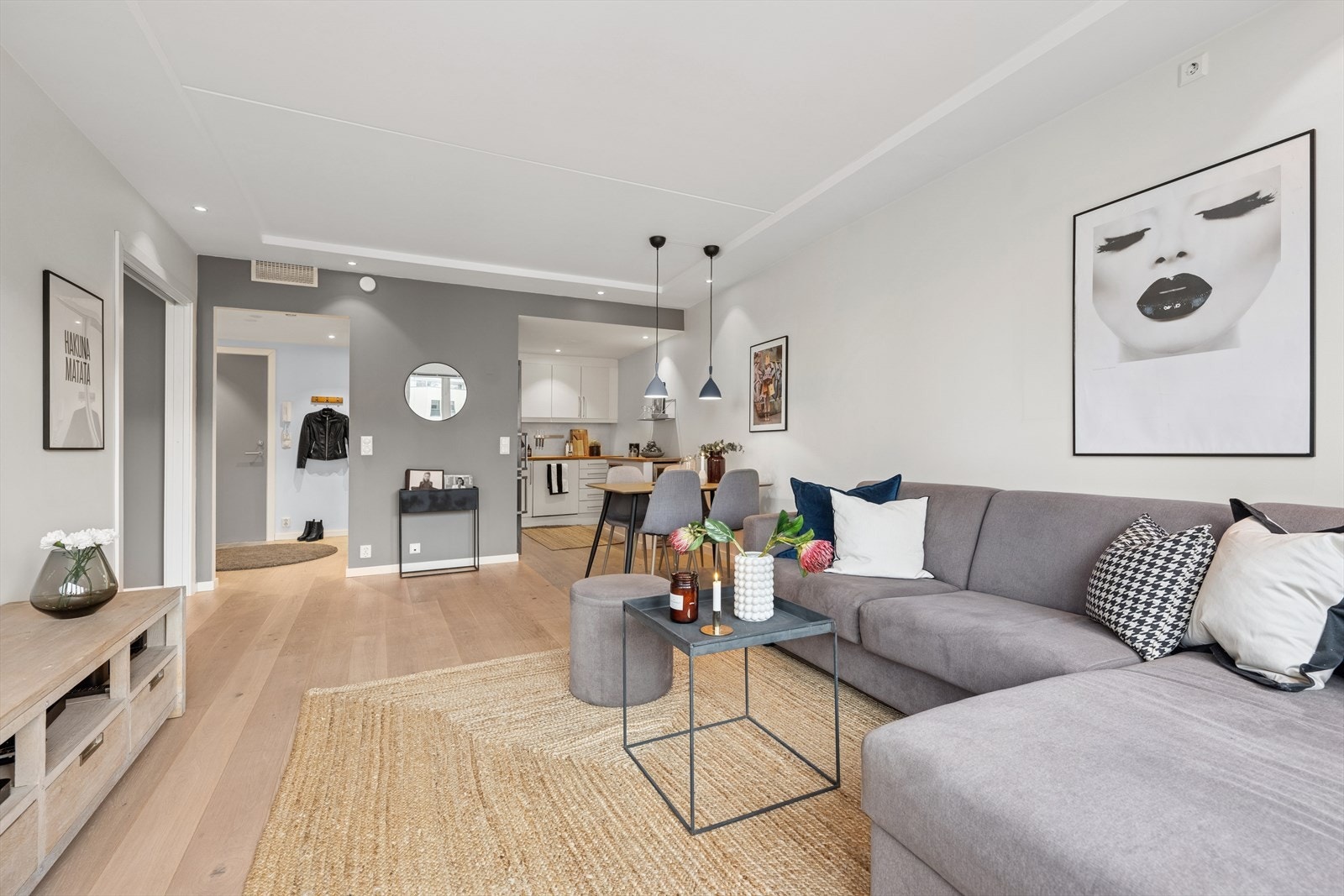 Hele leiligheten har lys en-stavs parkett og moderne fargevalg på veggene, samt downlights i himlingen. Galleribilde