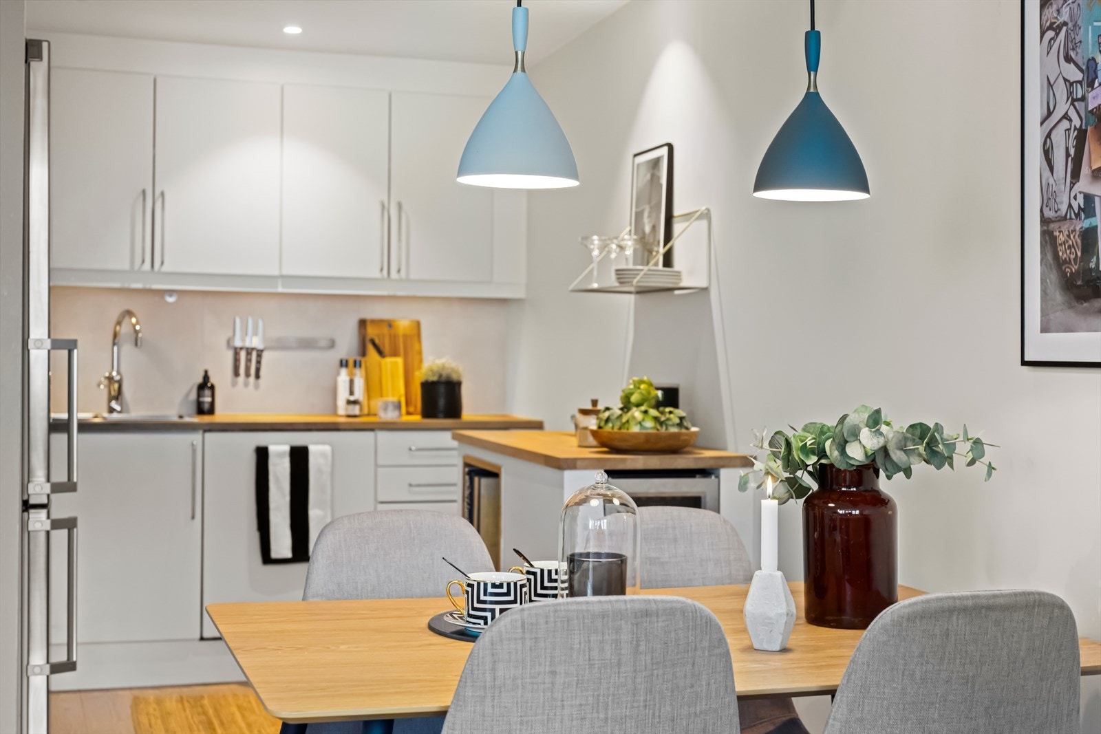 Praktisk åpen løsning mot spiseplassen skaper en sosial og innbydende atmosfære Galleribilde