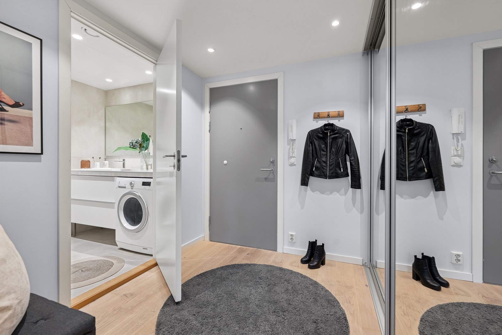 Entré med malte vegger og parkett på gulv. Galleribilde