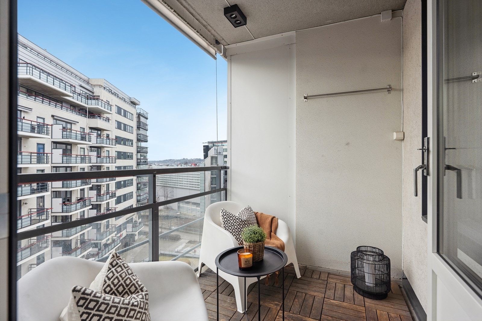 Balkongen blir en forlengelse av leilighetens oppholdsareal på sommerstid. Galleribilde