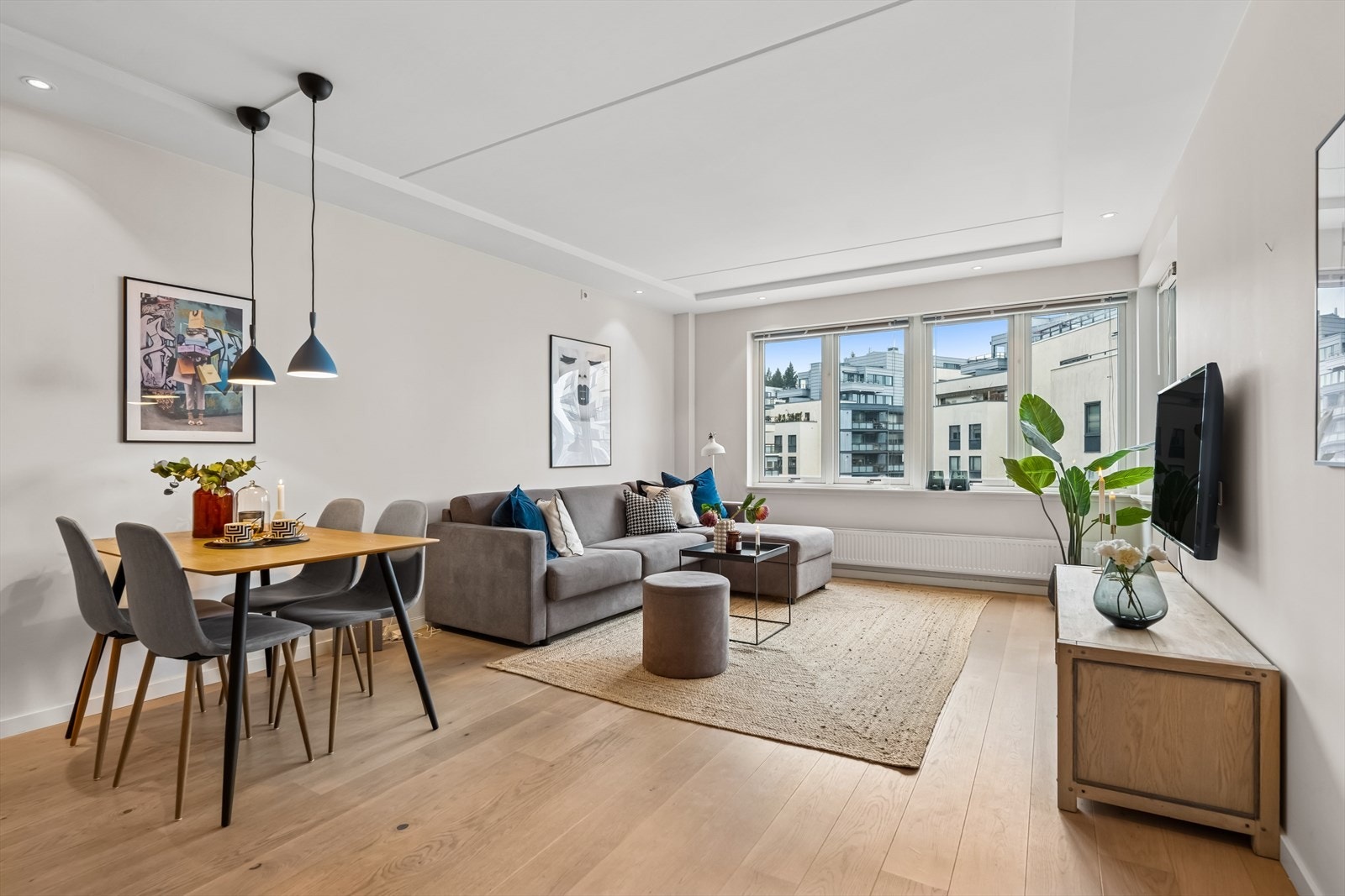 Boligen har en arealeffektiv planløsning med stue/kjøkken i åpen løsning, soverom av god størrelse, et romslig bad, samt gode oppbevaringsmuligheter. Galleribilde