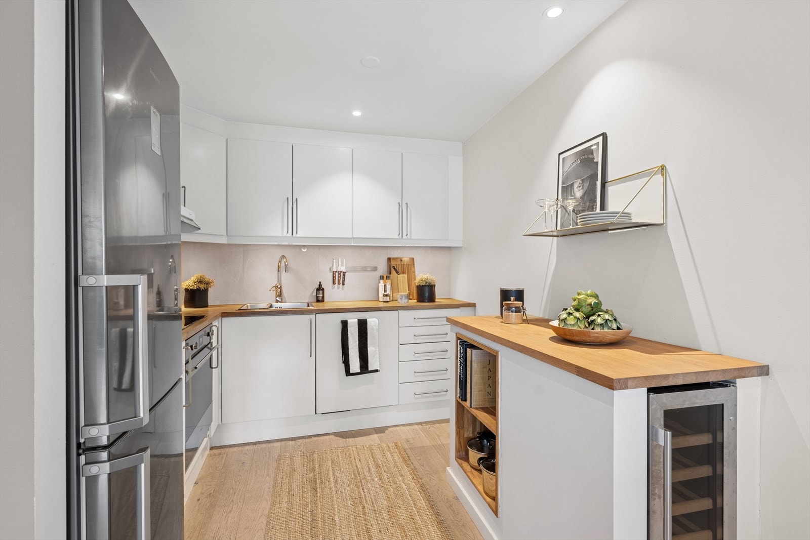 Lyst og pent kjøkken fra Sigdal med god skap- og benkeplass. Galleribilde