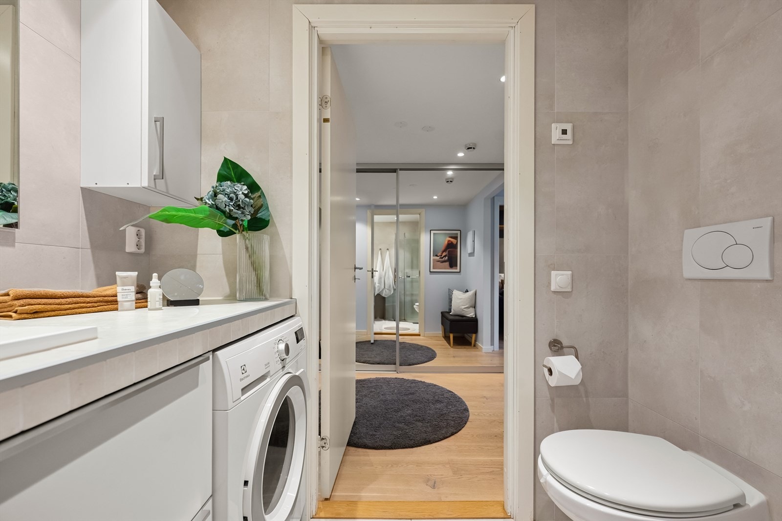 Baderom med adkomst fra entréen. Galleribilde