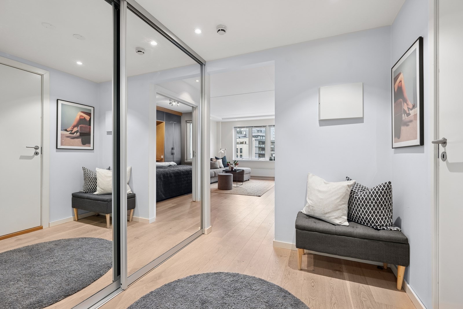 Entreen har innebygd skyvedørsgarderobe med speildører. Galleribilde