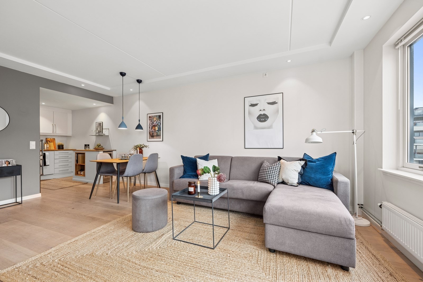 Innbydende planløsning med plass til både sofagruppe og spisebord. Galleribilde