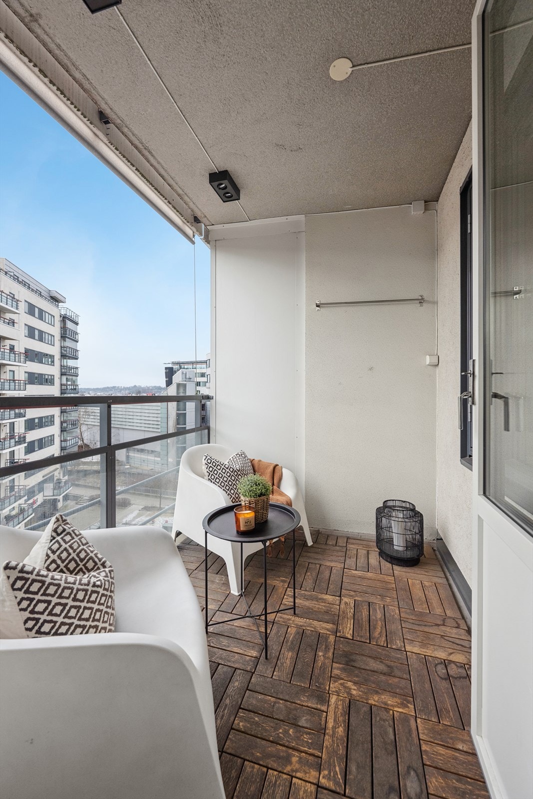 Balkongen er sørvendt og byr på gode solforhold. Her er det plass til et trivelig utemøblement. Galleribilde