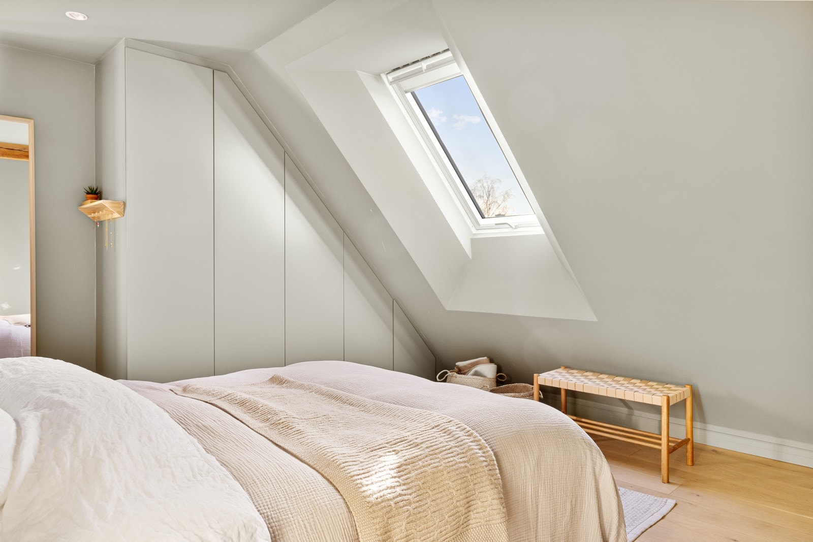Hovedsoverommet fikk nytt velux vindu i 2020, og ble malt i 2021. Godt med naturlig lys. Galleribilde